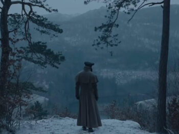 নসফেরাতু চলচ্চিত্রের এক কেন্দ্রীয় চরিত্র উঁচু পাহাড়ের কিনারায় দাঁড়িয়ে আছে